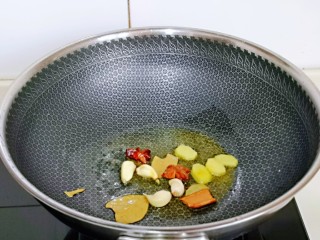 5、香烤鸭锁骨,起油锅，加入香料煸炒出香味儿。