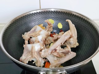 6、香烤鸭锁骨,下入焯水的鸭锁骨煸炒2分钟。