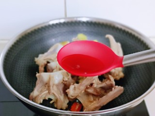 7、香烤鸭锁骨,加入料酒。(适当多一点去腥)