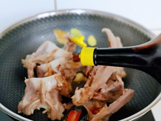 8、香烤鸭锁骨,加入生抽，老抽翻炒2分钟。