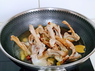 9、香烤鸭锁骨,加入纯净水。