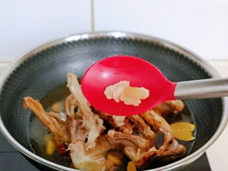 10、香烤鸭锁骨,再加入冰糖。