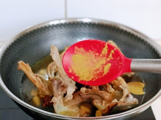 11、香烤鸭锁骨,加入五香粉，盖上盖子烧开，转小火约35分钟左右。