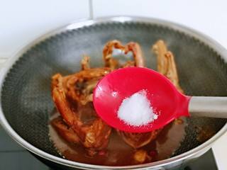 12、香烤鸭锁骨,鸭锁骨熟后按个人口味加入盐。