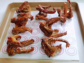 14、香烤鸭锁骨,烧好的鸭锁骨放入垫油纸的烤盘中。