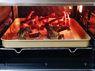 15、香烤鸭锁骨,入烤箱中层。