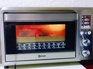 16、香烤鸭锁骨,上下180度烤20分钟即可。(温度仅供参考)