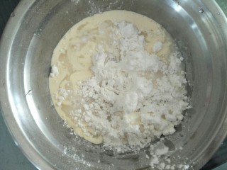 1、雪媚娘,糯米粉，糖粉，水，淡奶油20克，玉米淀粉混合后搅拌均匀。