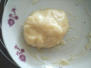 5、雪媚娘,先用勺子搅拌待温度不烫手时才揉成团。刚出炉时面团温度很高不要用手直接揉。