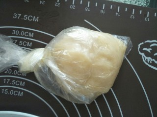 6、雪媚娘,揉好的面团放入保鲜袋中放冰箱冷藏半小时以上。