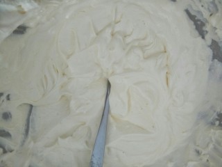 7、雪媚娘,100克淡奶油放入10克糖搅拌到裱花状态。