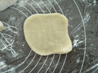 9、雪媚娘,每份撠成圆型的面皮。