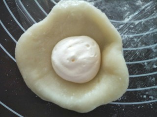 10、雪媚娘,将面皮放入蛋挞模中，挤入奶油