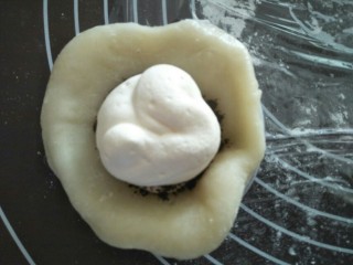 12、雪媚娘,再挤上一层淡奶油。