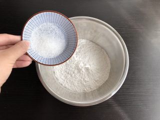 1、老北京驴打滚,将细砂糖倒入糯米粉中搅匀