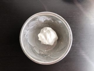 3、老北京驴打滚,下手揉成无干粉的面团