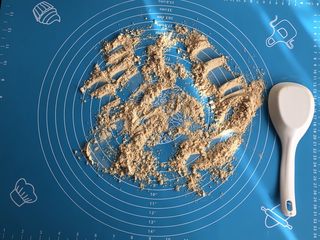 6、老北京驴打滚,在案板上撒熟黄豆粉