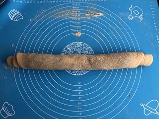 10、老北京驴打滚,将面片自下而上卷起