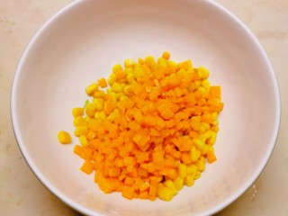 5、鲜虾玉米饼,放入玉米粒碗中。