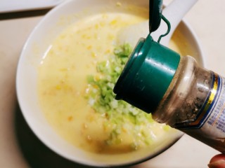 11、鲜虾玉米饼,放入胡椒粉增香。