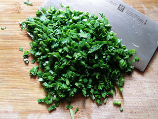 4、磷虾韭菜锅贴,韭菜摘好洗净再切碎粒