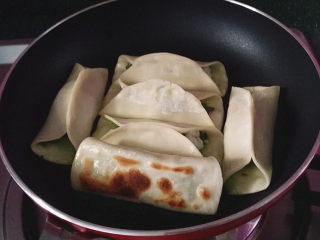 12、磷虾韭菜锅贴,煎制底部微金黄时