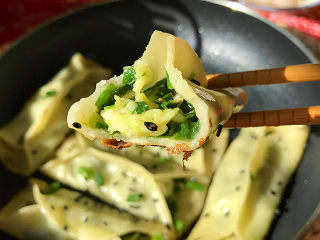 17、磷虾韭菜锅贴,轻轻咬上一口：鲜香味美滑嫩多汁