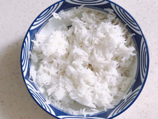 1、咖喱蛋炒饭,过顿冷饭一碗。放冰箱可以让饭的水分更少一点。