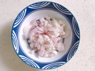 2、咖喱蛋炒饭,红葱头切粒。