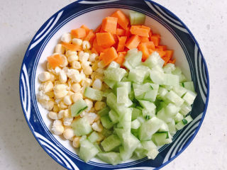 3、咖喱蛋炒饭,准备一些配菜，胡萝卜粒、青瓜粒、玉米粒。