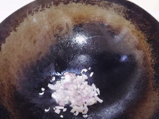 6、咖喱蛋炒饭,首先爆香红葱头