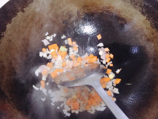 7、咖喱蛋炒饭,然后放入胡萝卜粒翻炒。