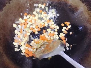 8、咖喱蛋炒饭,再放入玉米。