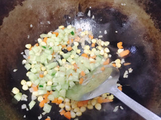 9、咖喱蛋炒饭,最后差不多，好的时候放青瓜。青瓜比较容易熟，炒一会就好。