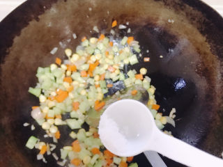 10、咖喱蛋炒饭,然后加少许盐调味装起来。