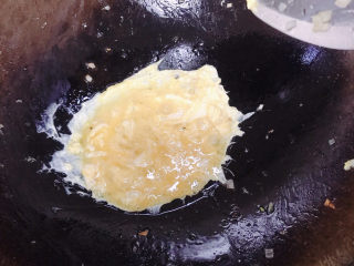 11、咖喱蛋炒饭,下鸡蛋液用铲不停的搅，这样比较容易炒出鸡蛋粒。炒好后捞起。