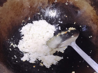 12、咖喱蛋炒饭,锅里少许油，下了冷饭。