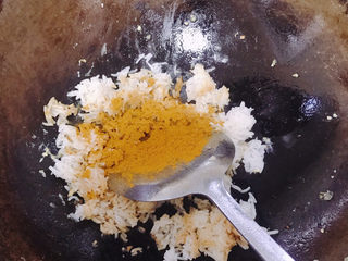 14、咖喱蛋炒饭,还有咖喱粉。拌均匀