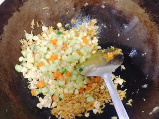 15、咖喱蛋炒饭,然后倒入刚才炒好的鸡蛋粒，还有蔬菜粒。