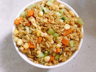 16、咖喱蛋炒饭,炒好后用碗装好稍微压一压