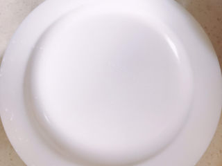 17、咖喱蛋炒饭,盖上一个盘子。