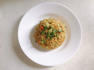 19、咖喱蛋炒饭,撒上几粒葱花就可以了。