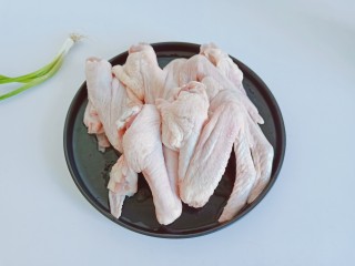 1、红烧鸭翅,鸭翅用镊子把杂毛清除干净。