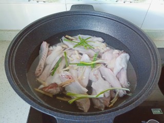 3、红烧鸭翅,鸭翅冷水放入锅里，放葱段、生姜丝。