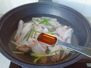 4、红烧鸭翅,放两勺料酒去腥。