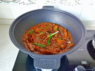 12、红烧鸭翅,出锅前撒点葱段就可以关火了！