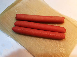 3、冬至美食  正宗东北烤冷面,剥去火腿肠的外衣