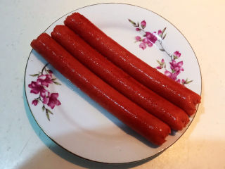 7、冬至美食  正宗东北烤冷面,把煎好的火腿肠夹出来备用