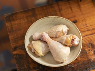 1、深秋果香蜜鸡腿,鸡琵琶腿放入碗中备用。