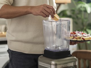 2、深秋果香蜜鸡腿,将苹果、洋葱、蒜头放入料理机中打成汁备用。